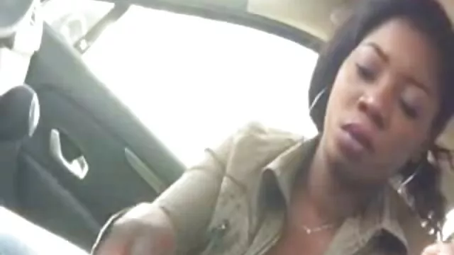 ARI赤裸上身，双腿向上 班加罗尔阿姨性别的视频